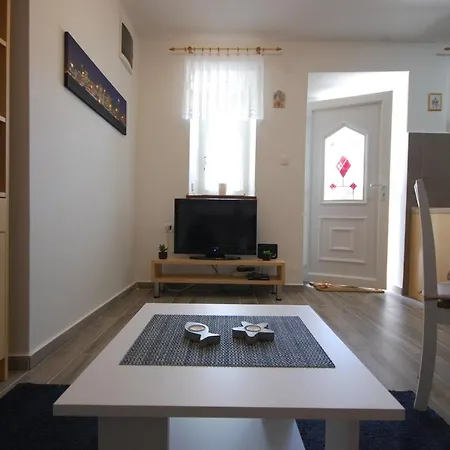 Semi Detached House Darinka By El-pi Tours Ferienhaus